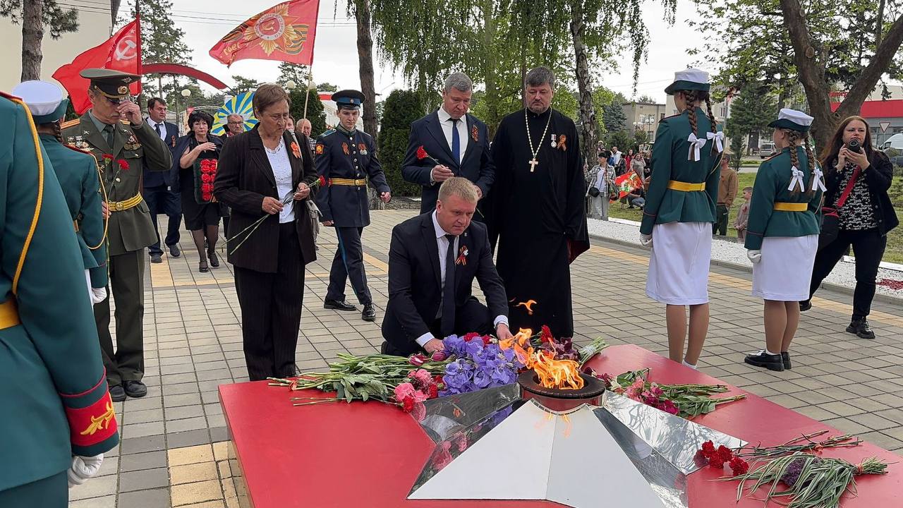 Мероприятие  посвященное  80-ой годовщине Победы в Великой Отечественной войне - Возложение цветов и венков на мемориал 