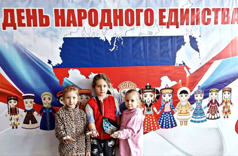 В МАУ «КДЦ Мичуринского сельского поселения» состоялся мастер‑класс «Матрёшка», приуроченный ко Дню народного единства.