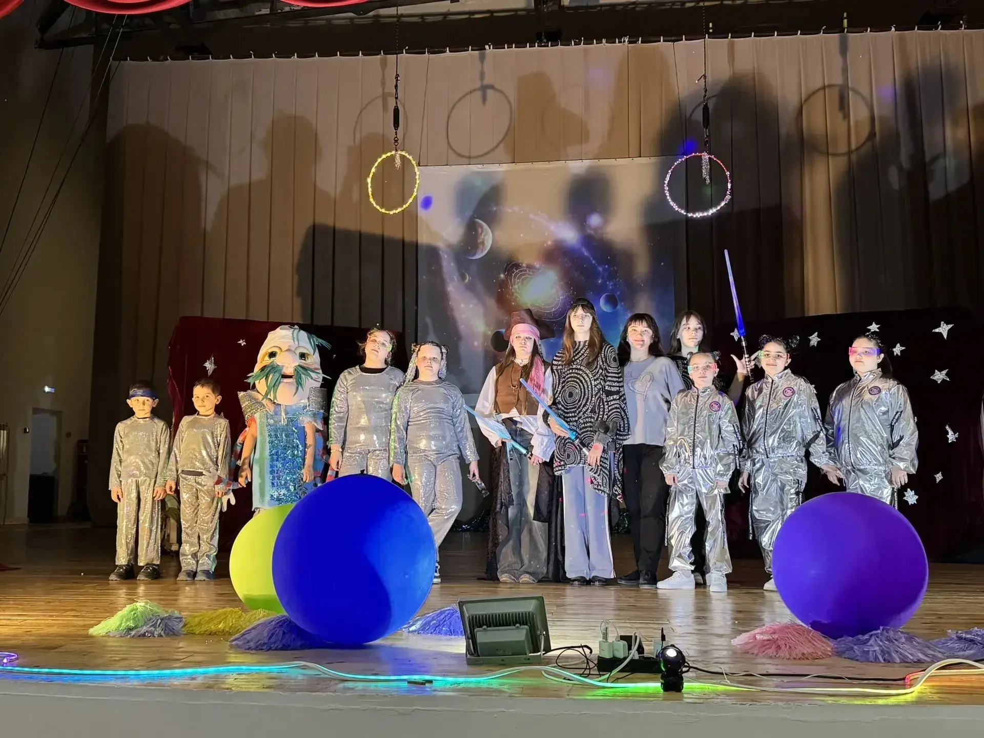 В МАУ «КДЦ Мичуринского сельского поселения» состоялось театрализованное представление «Космическое путешествие друзей», приуроченное ко Дню космонавтики, отмечаемому 12 апреля.