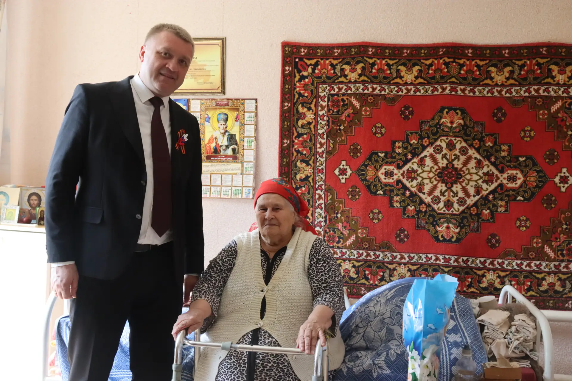 глава Мичуринского сельского поселения Евгений Александрович Ивченко, совместно с сотрудниками администрации поздравили с великим праздником труженников тыла и малолетних узников концлагерей времен ВОВ